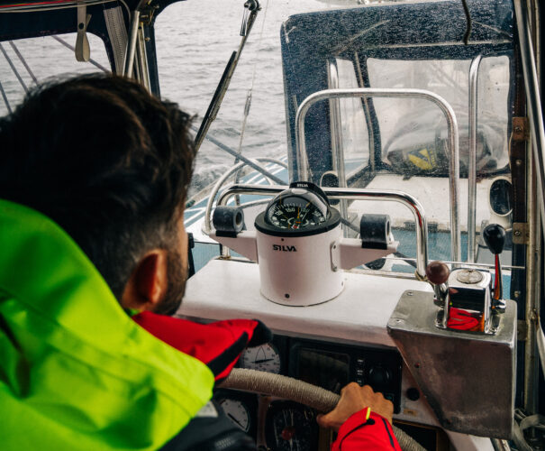 Io che navigo in norvegia davanti alla famosa bussola